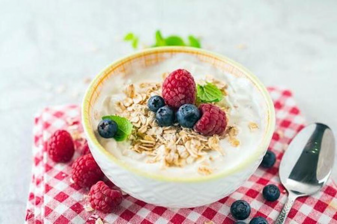 Oatmeal with Yogurt and Fruit